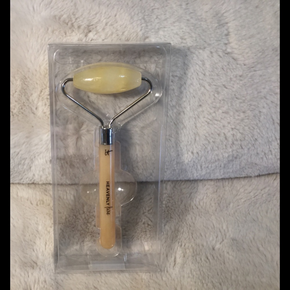 it cosmetics face and neck citrine roller.